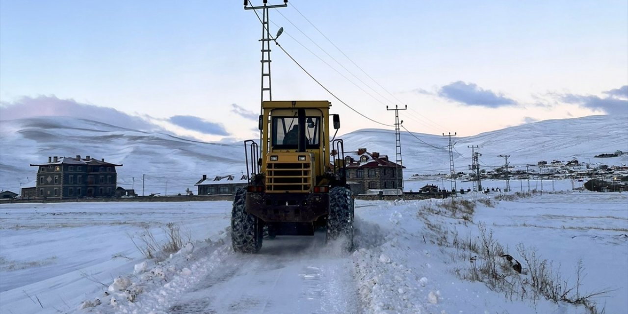 Ardahan'da yolu kardan kapanan köydeki hastalar ekiplerin çalışmasıyla hastaneye ulaştırıldı