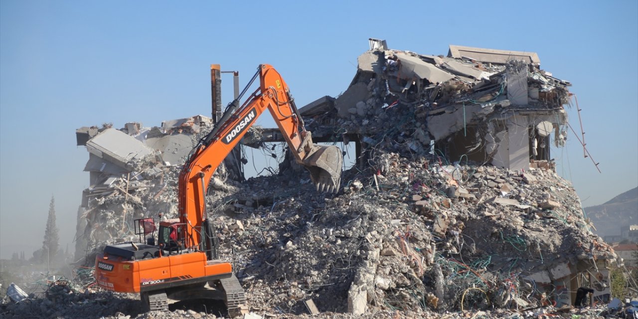 Hatay'da depremlerde ağır hasar alan 5 bina kontrollü yıkıldı