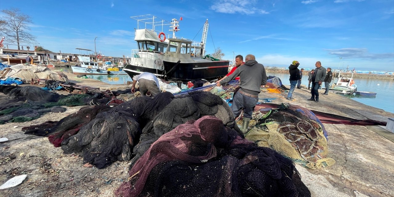 Fırtınanın zarar verdiği Akçakoca Limanı'nda hasar tespiti sürüyor