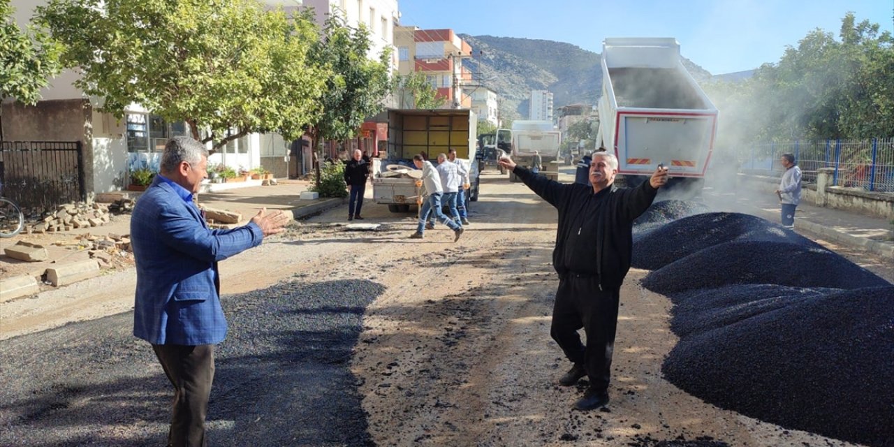 Adana'da mahallesinin yoluna asfalt dökülen muhtar davul zurna eşliğinde oynadı