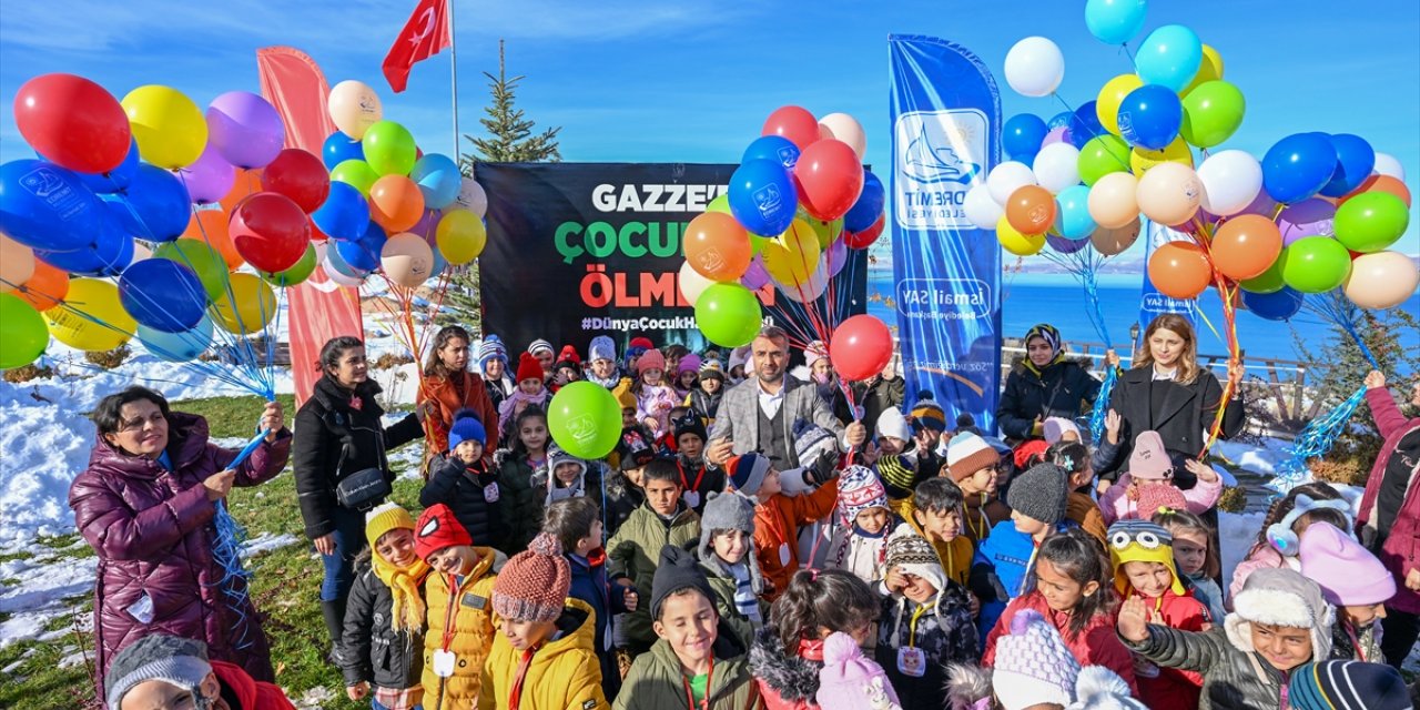 Vanlı çocuklar, hayatını kaybeden Filistinli akranları için gökyüzüne balon bıraktı