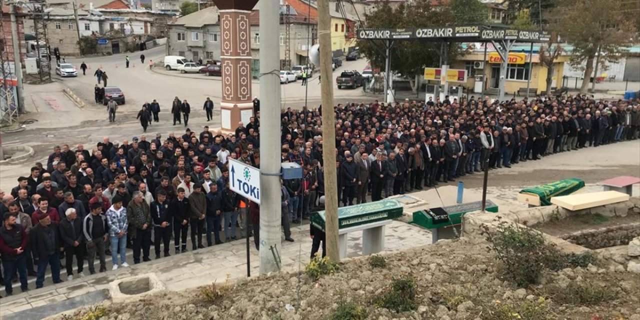 GÜNCELLEME - Konya'da otomobille kamyonun çarpıştığı kazada 4 kişi öldü, 1 kişi yaralandı