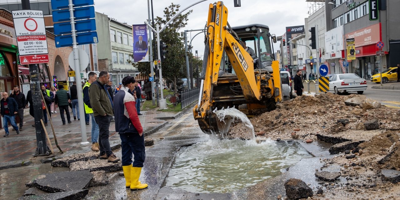 Edirne'de bulvarda su borusundaki arıza nedeniyle biriken su yayaları ve araçları zorladı