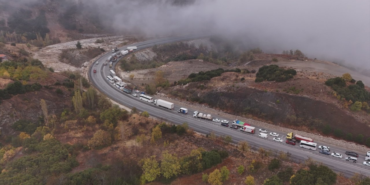 Burdur'da bariyere çarpan tır ulaşımı aksattı