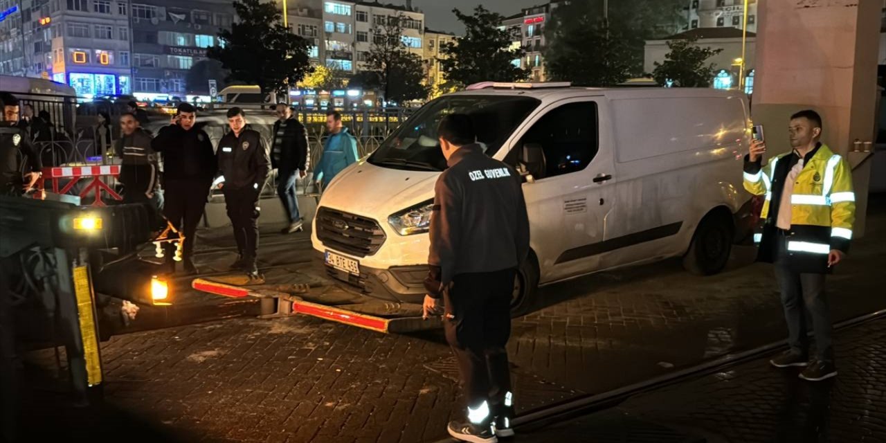 İstanbul'da tramvay yoluna giren araç seferlerin aksamasına neden oldu