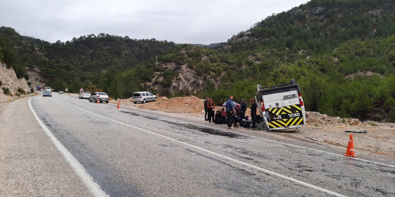 Muğla'da servis minibüsü devrildi, 9 öğrenci yaralandı