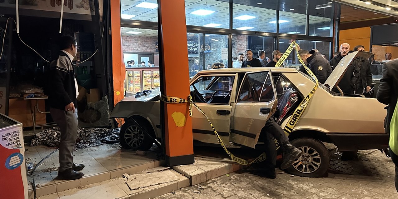 Adana'da otomobilin iş yerine girmesi sonucu 1 kişi öldü, 1 kişi yaralandı