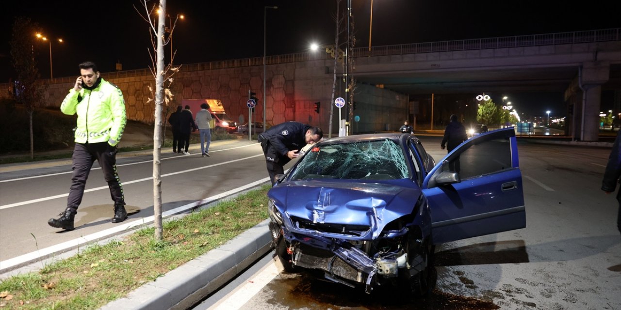 Sivas'ta köprü duvarına çarpan otomobilin sürücüsü yaralandı