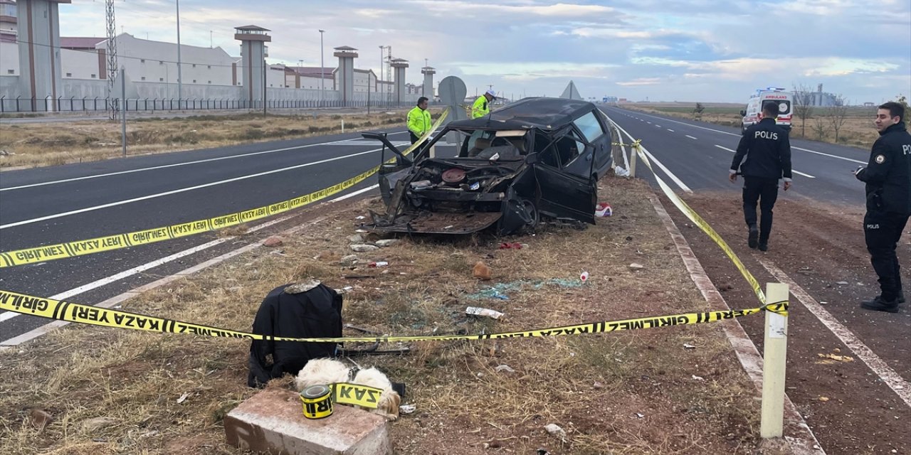 Aksaray'da refüje çarpan otomobildeki kadın öldü