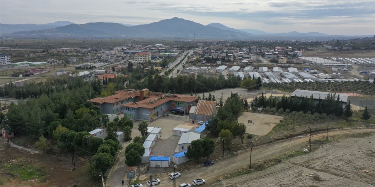 Deprem bölgesindeki 1168 öğretmen için ders zili konteynerlerde çalıyor