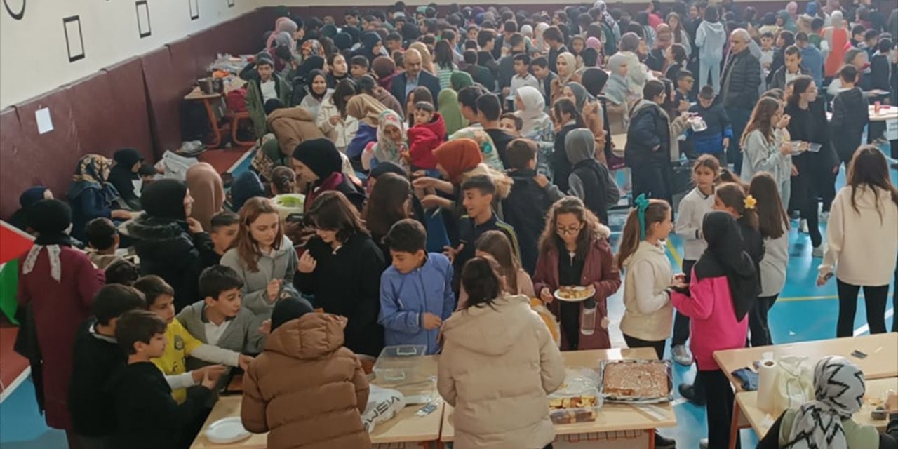 Gaziantep'te öğrenci ve veliler Filistin'e destek amacıyla kermes düzenledi