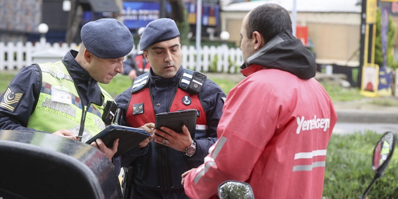 Sarıyer'de jandarma ekipleri, motosiklet sürücülerini denetledi