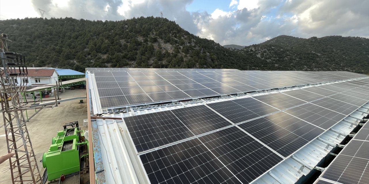 DOSYA HABER/TARIMDA YENİLENEBİLİR ENERJİ ATAĞI - Isparta'da soğuk hava deposunun elektriği GES'ten karşılanıyor