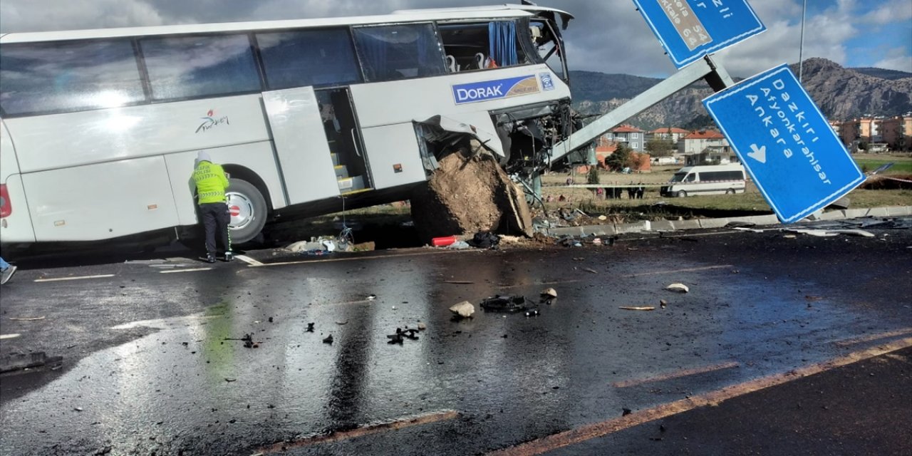 Denizli'de turistleri taşıyan otobüsle otomobilin çarpışması sonucu 20 kişi yaralandı