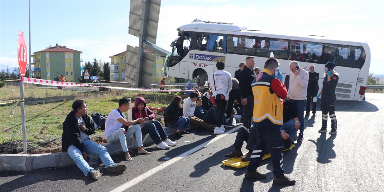 GÜNCELLEME - Denizli'de turistleri taşıyan otobüsle otomobilin çarpışması sonucu 30 kişi yaralandı