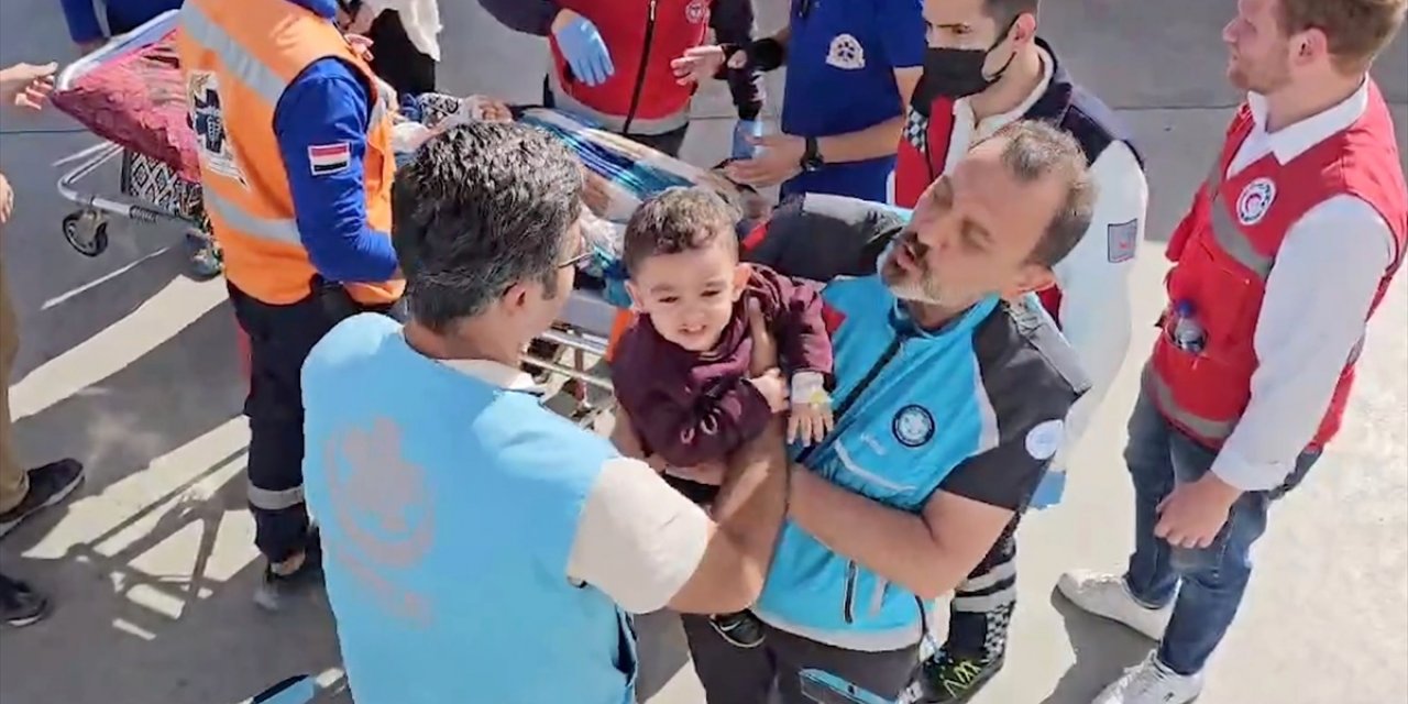 Yaralı 3 Gazzeli çocuk, Sağlık Bakanlığına ait ambulans uçakla Türkiye'ye getiriliyor