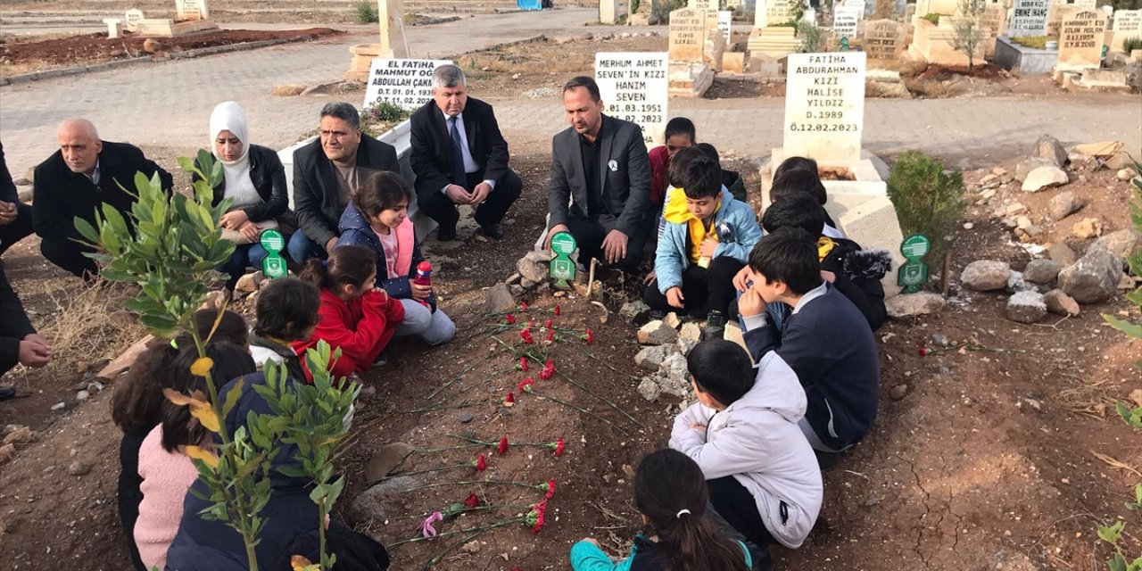 Depremde ölen öğretmen çift, Şanlıurfa'da mezarları başında anıldı