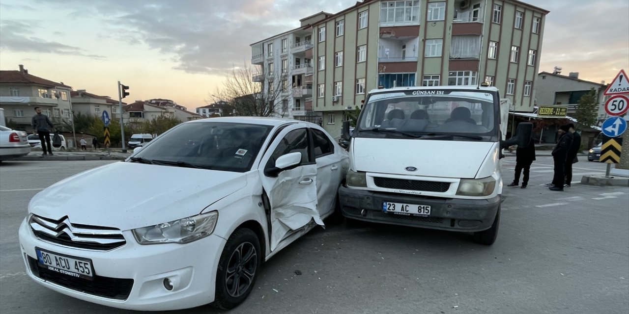 Elazığ'da otomobille kamyonetin çarpışması sonucu 4 kişi yaralandı