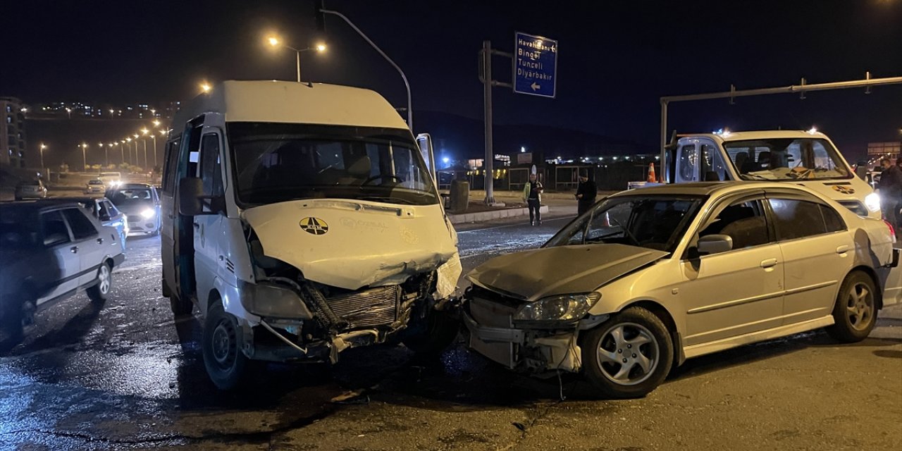 Elazığ'da minibüs ile otomobilin çarpıştığı kazada 5 kişi yaralandı