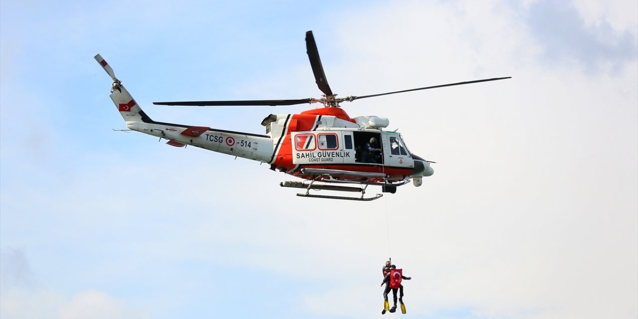 İzmir'de deprem anında tekne kazası tatbikatı yapıldı