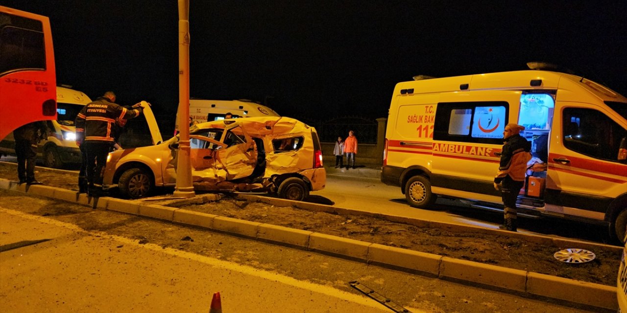 Erzincan'da kamyon ve otomobilin çarpıştığı kazada 2 kişi öldü, 4 kişi yaralandı