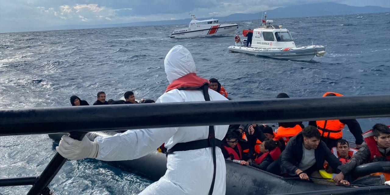 Ayvalık açıklarında geri itilen bottaki 45 düzensiz göçmen kurtarıldı