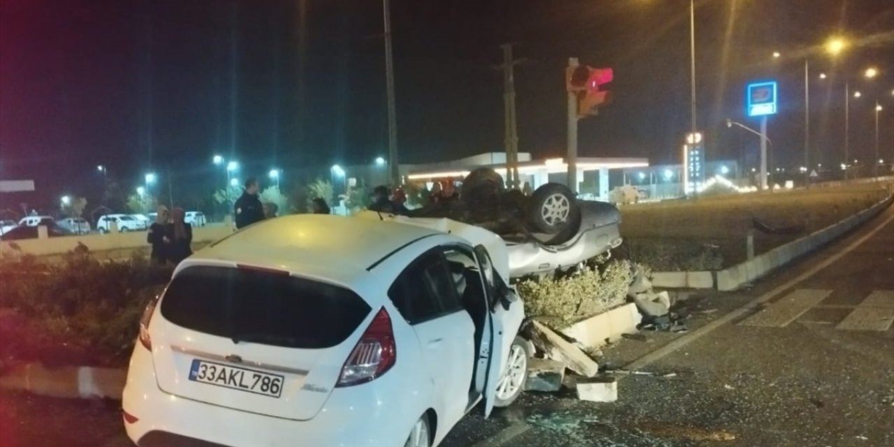 Balıkesir'de iki otomobilin çarpıştığı kazada 1 kişi öldü, 2 kişi yaralandı