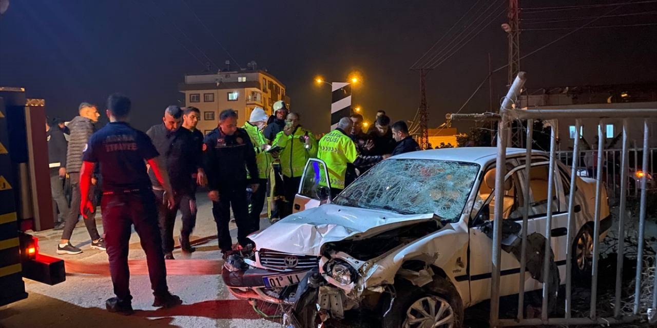 Adana'da otomobilin yayalara ve bariyere çarpması sonucu 4 kişi yaralandı