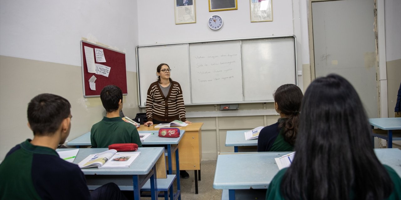 Okullarda temizlik görevlisiyken öğretmen oldu