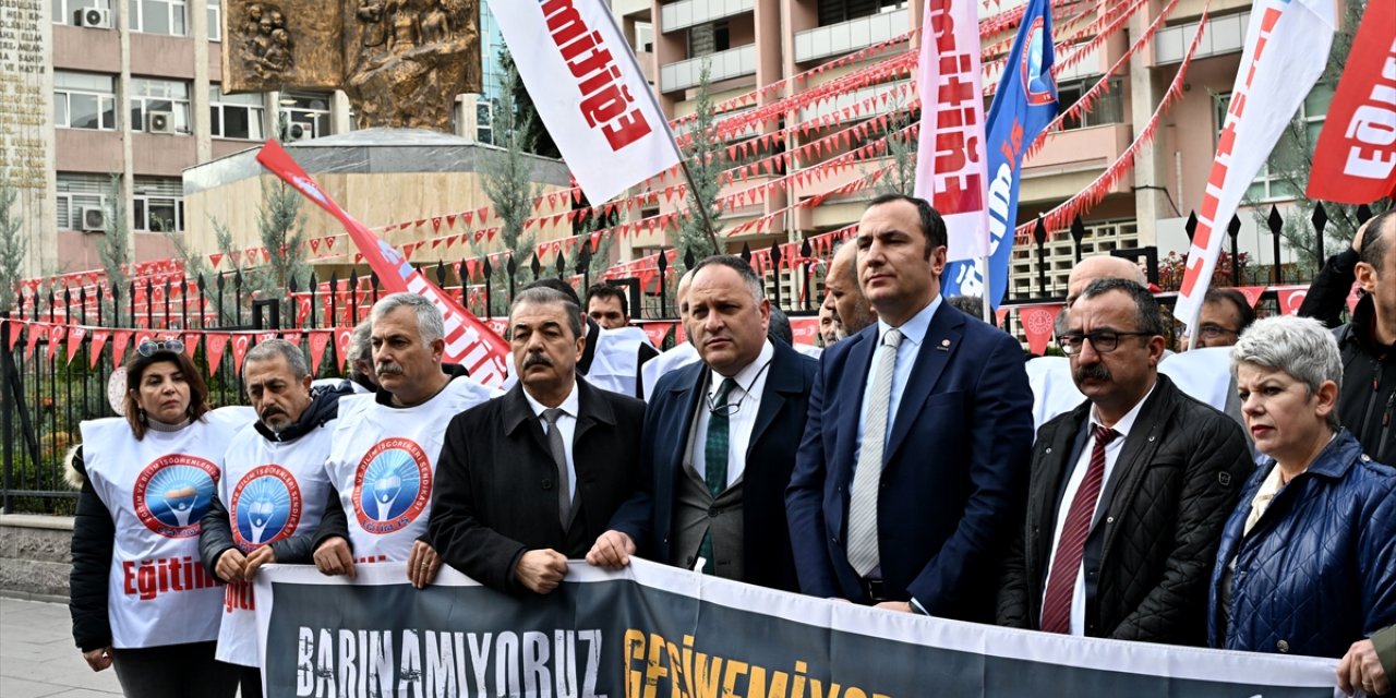 Eğitim-İş üyeleri 24 Kasım Öğretmenler Günü dolayısıyla MEB önünde bir araya geldi