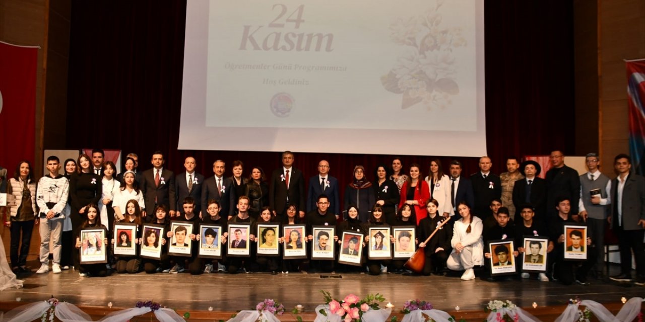 Karabük'te lise öğrencileri şehit öğretmenleri unutmadı