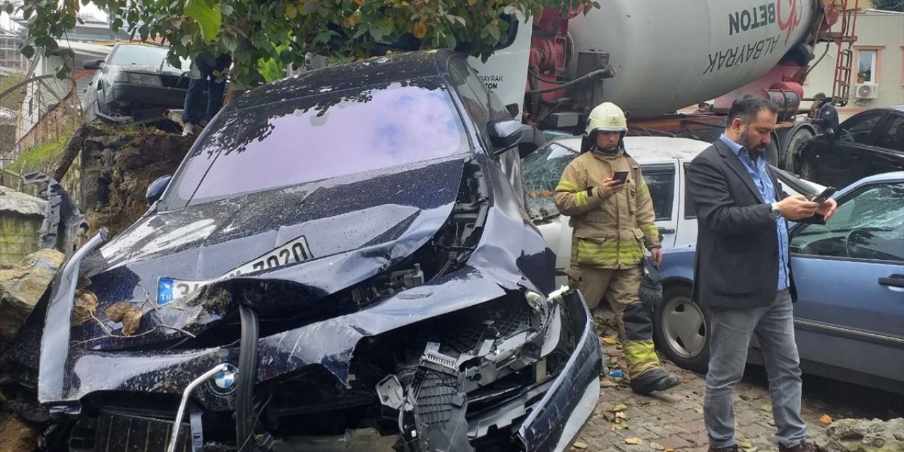 Üsküdar'da yokuştan kayan beton mikseri 7 araca zarar verdi