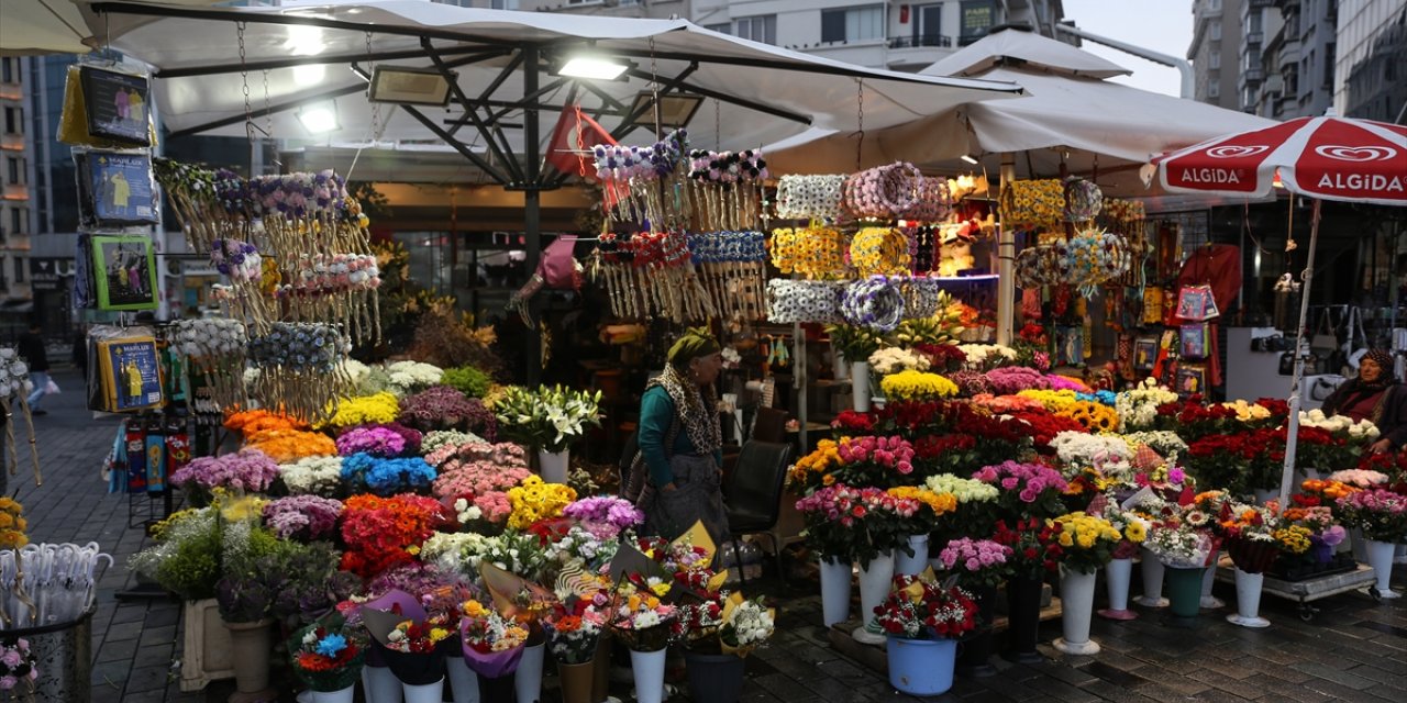 İstanbul'da çiçekçilerde "Öğretmenler Günü" yoğunluğu yaşanıyor