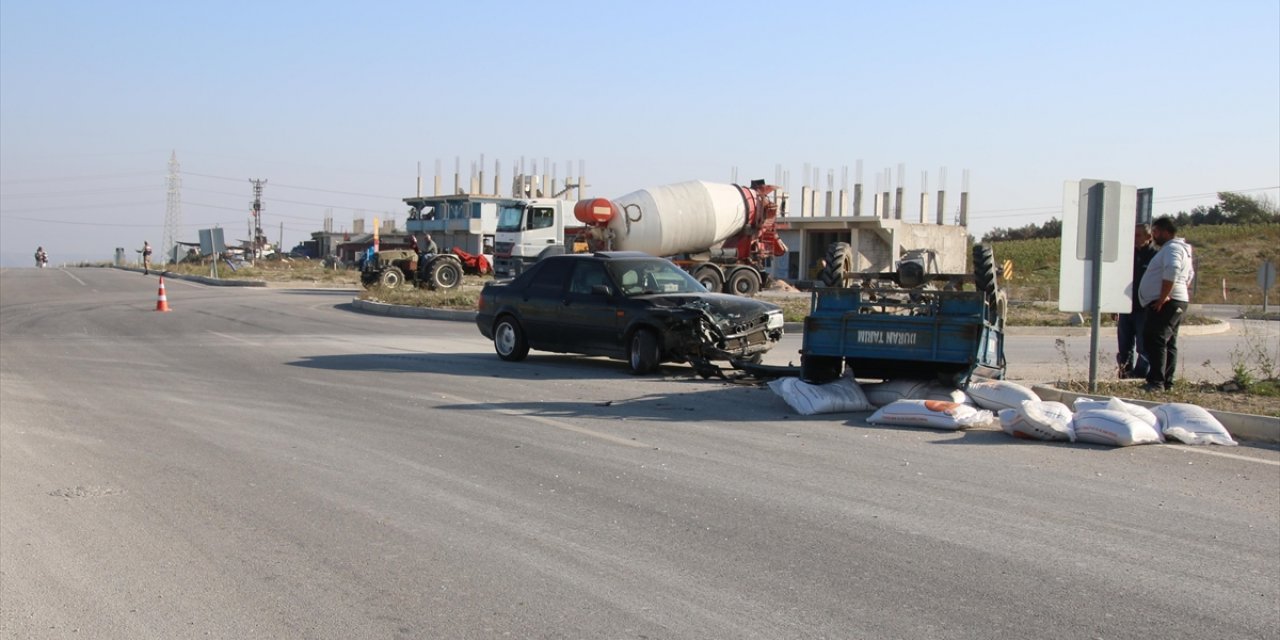 Hatay'da otomobil ile tarım aracının çarpıştığı kazada 4 kişi yaralandı