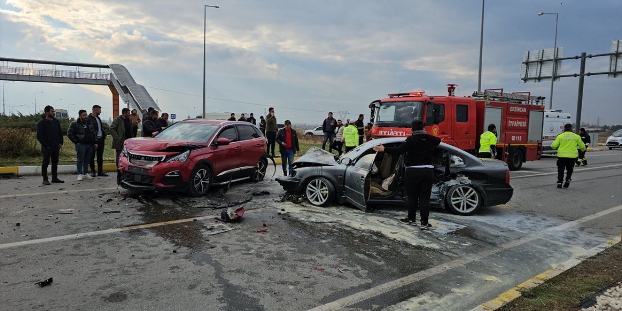 Erzincan'da zincirleme trafik kazasında 6 kişi yaralandı