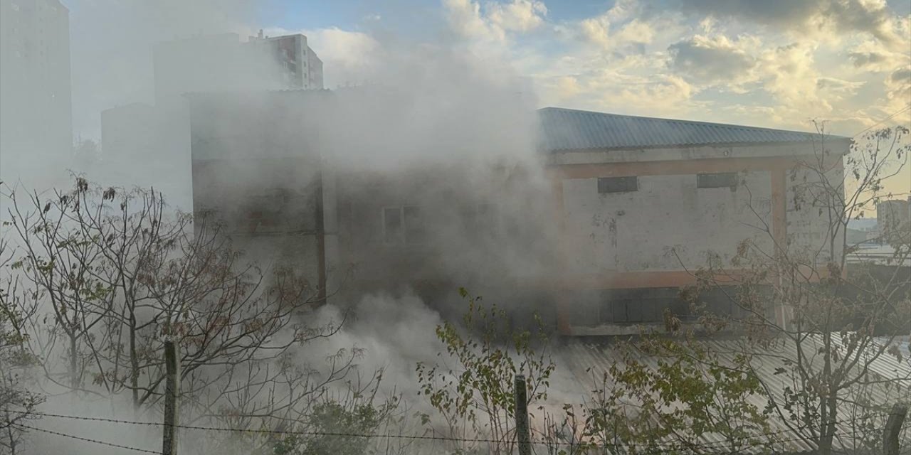 Başakşehir'de bisiklet fabrikasında çıkan yangın hasara neden oldu