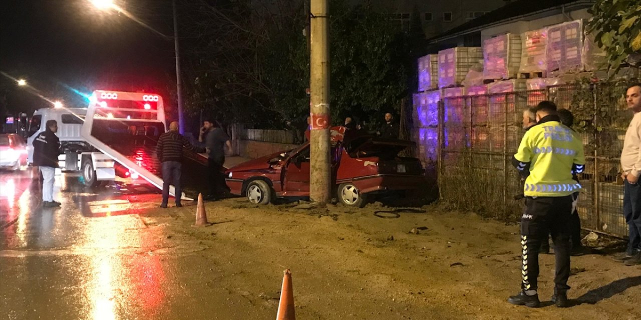 Sakarya'da beton direğe çarpan otomobilin sürücüsü hayatını kaybetti