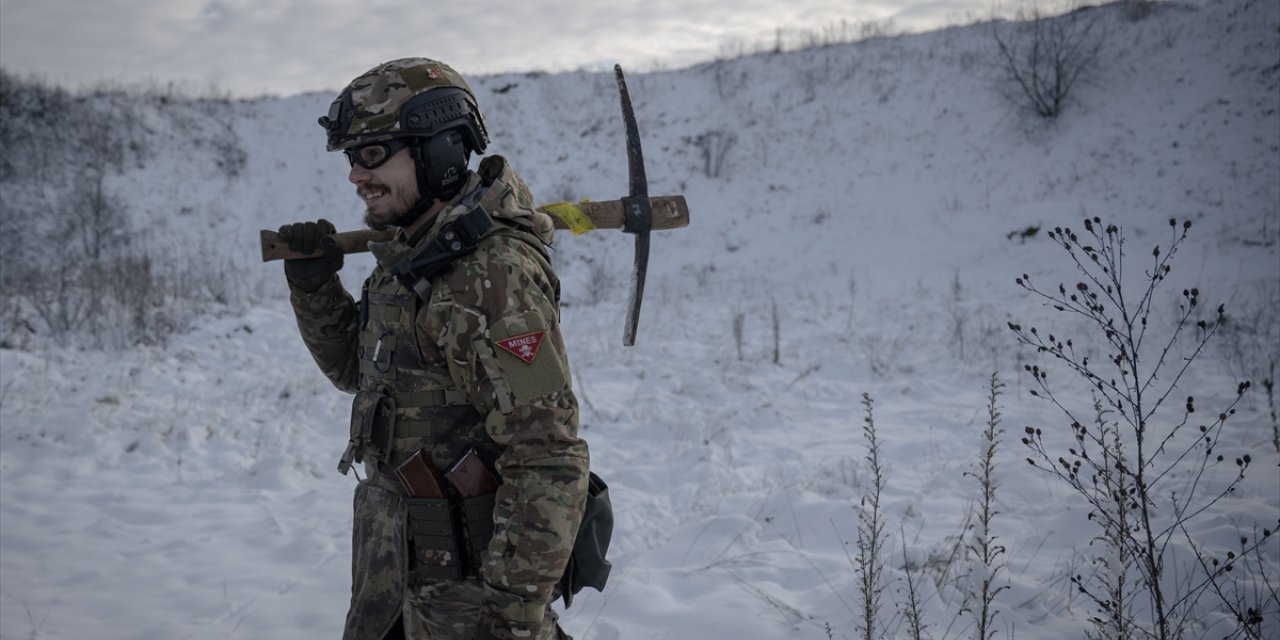 Ukrayna ordusu Ruslardan alınan bölgelerde mühimmat temizliyor