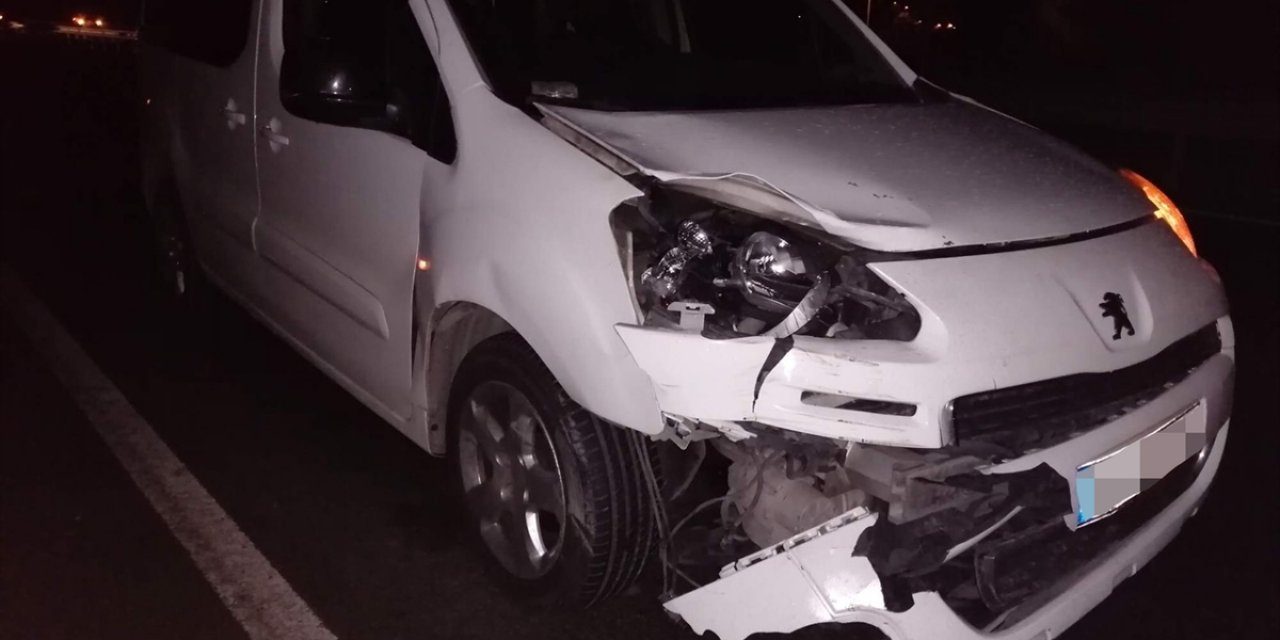 İzmir'de kara yolunda tartışan iki kişi, hafif ticari araçların çarpması sonucu öldü