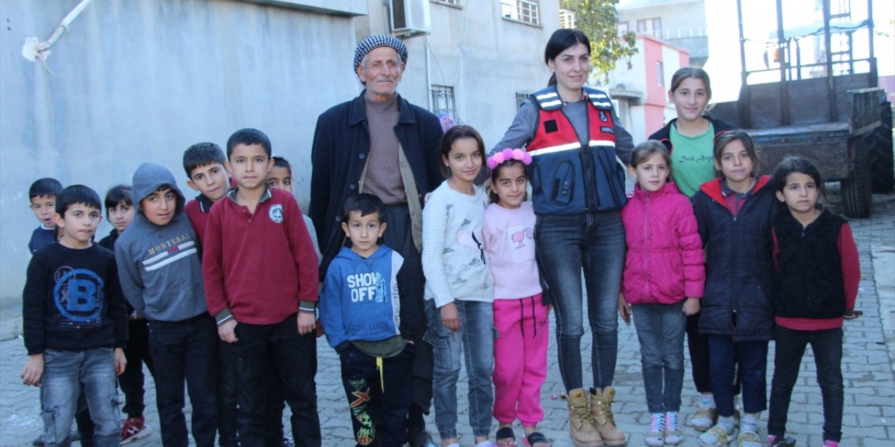 Şırnak'ta kadın astsubaylar kırsaldaki kadınlara KADES'i anlattı