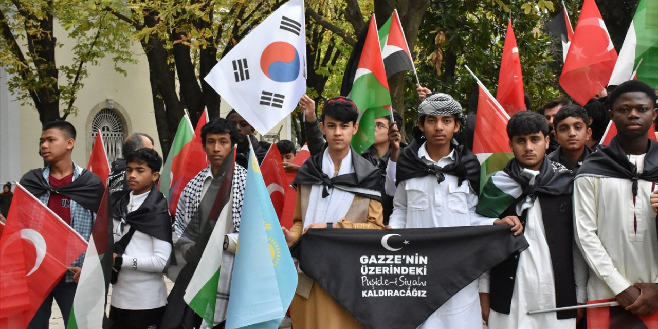 Bursa'daki uluslararası öğrencilerden İsrail'e Osman Gazi Türbesi'nin önünde siyah puşideli protesto