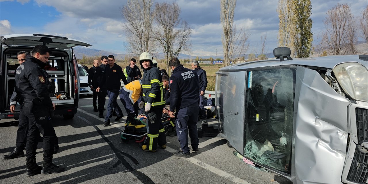 Erzincan'da devrilen hafif ticari araçta sıkışan 2 yaralı itfaiye ekiplerince kurtarıldı