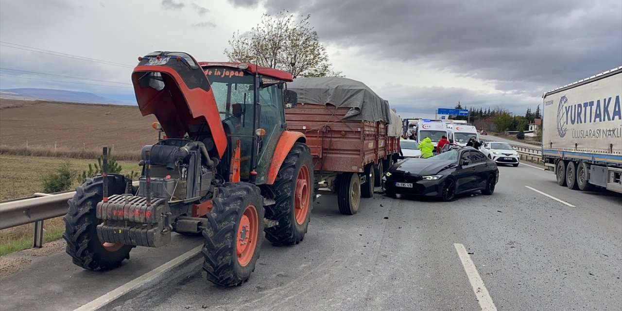 Eskişehir'de pancar yüklü traktöre çarparak tavanı ezilen otomobilin sürücüsü yaralandı