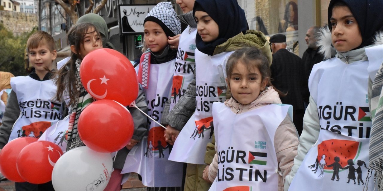 Bursalı çocuklar el ele tutuşarak Filistinli mazlumlar için "insan zinciri" oluşturdu