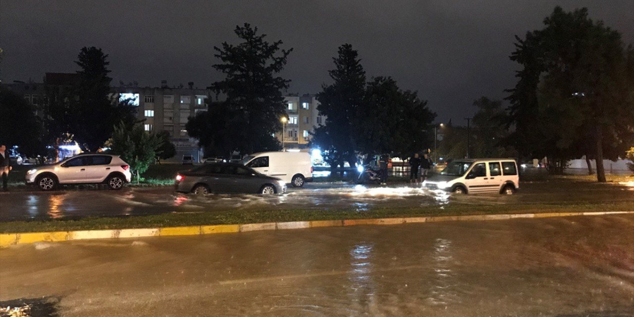 GÜNCELLEME - Antalya'da sağanak etkili oluyor