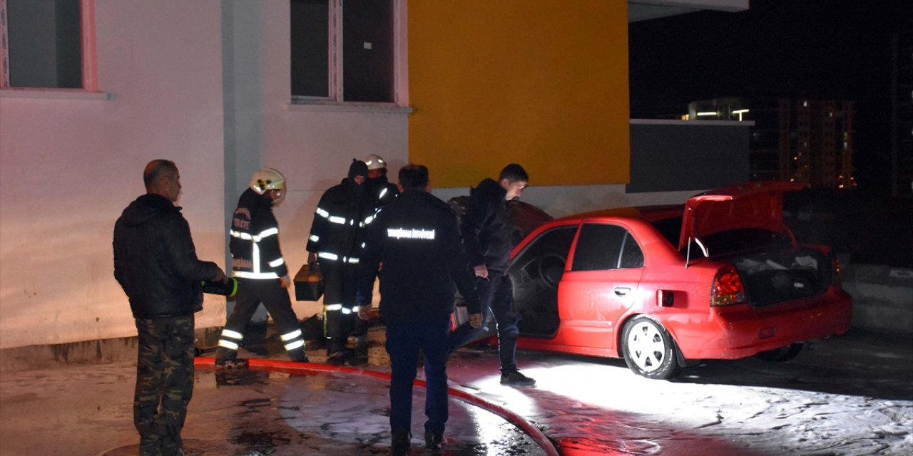 Kırıkkale'de park halindeki otomobilde çıkan yangın söndürüldü