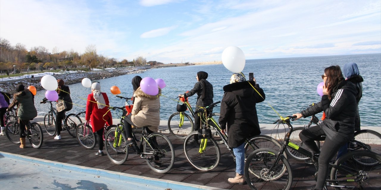 Vanlı kadınlar Gazze'de ölen kadınlar için gökyüzüne balon bıraktı