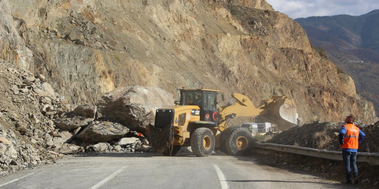 Artvin-Ardahan kara yolunda ulaşım heyelan nedeniyle tek şeritten sağlanıyor