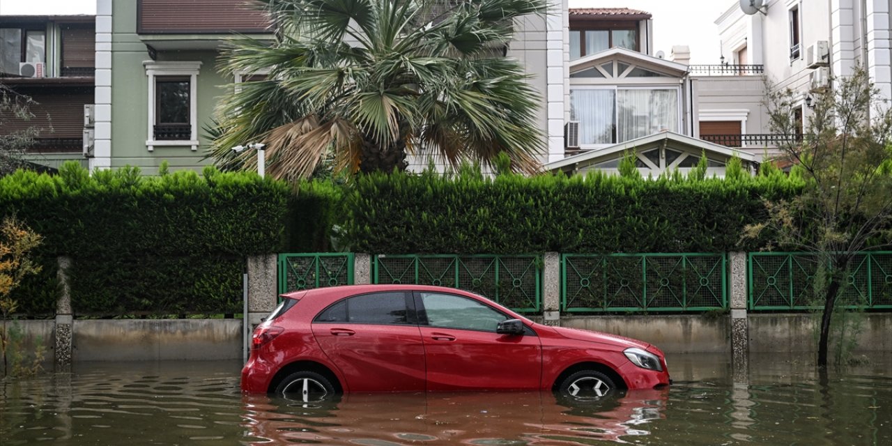 GÜNCELLEME 2 - İzmir'de deniz taştı, sokaklar su altında kaldı