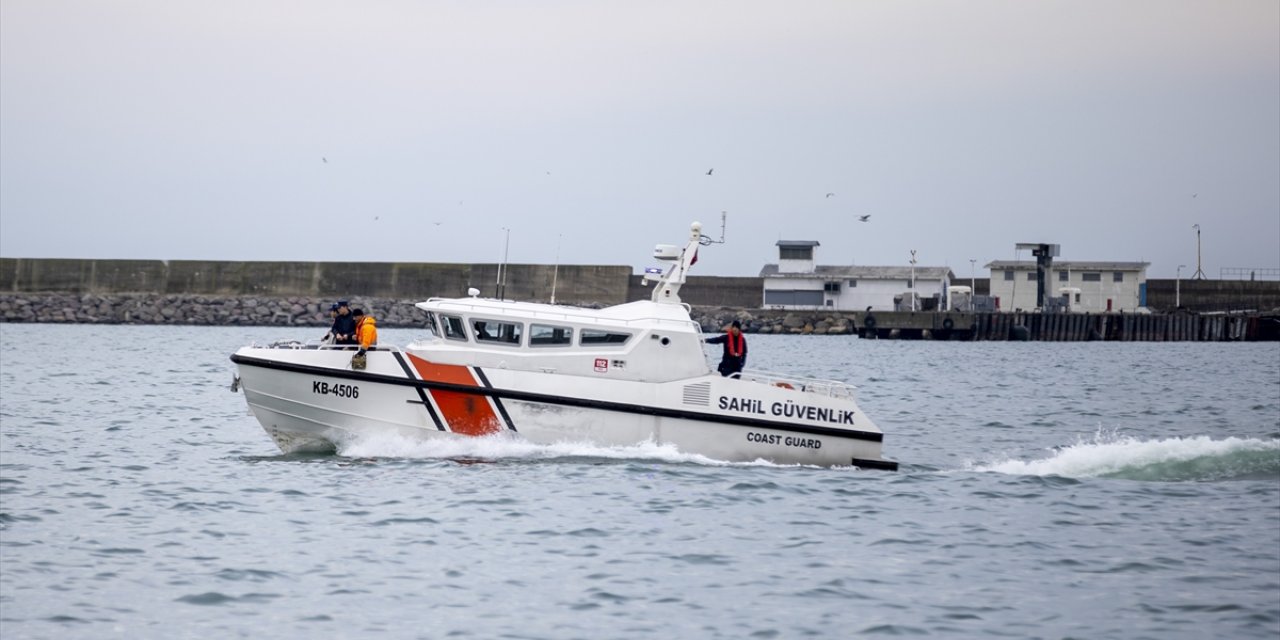 Zonguldak'ta batan geminin kayıp 7 personelini arama çalışmaları sürüyor